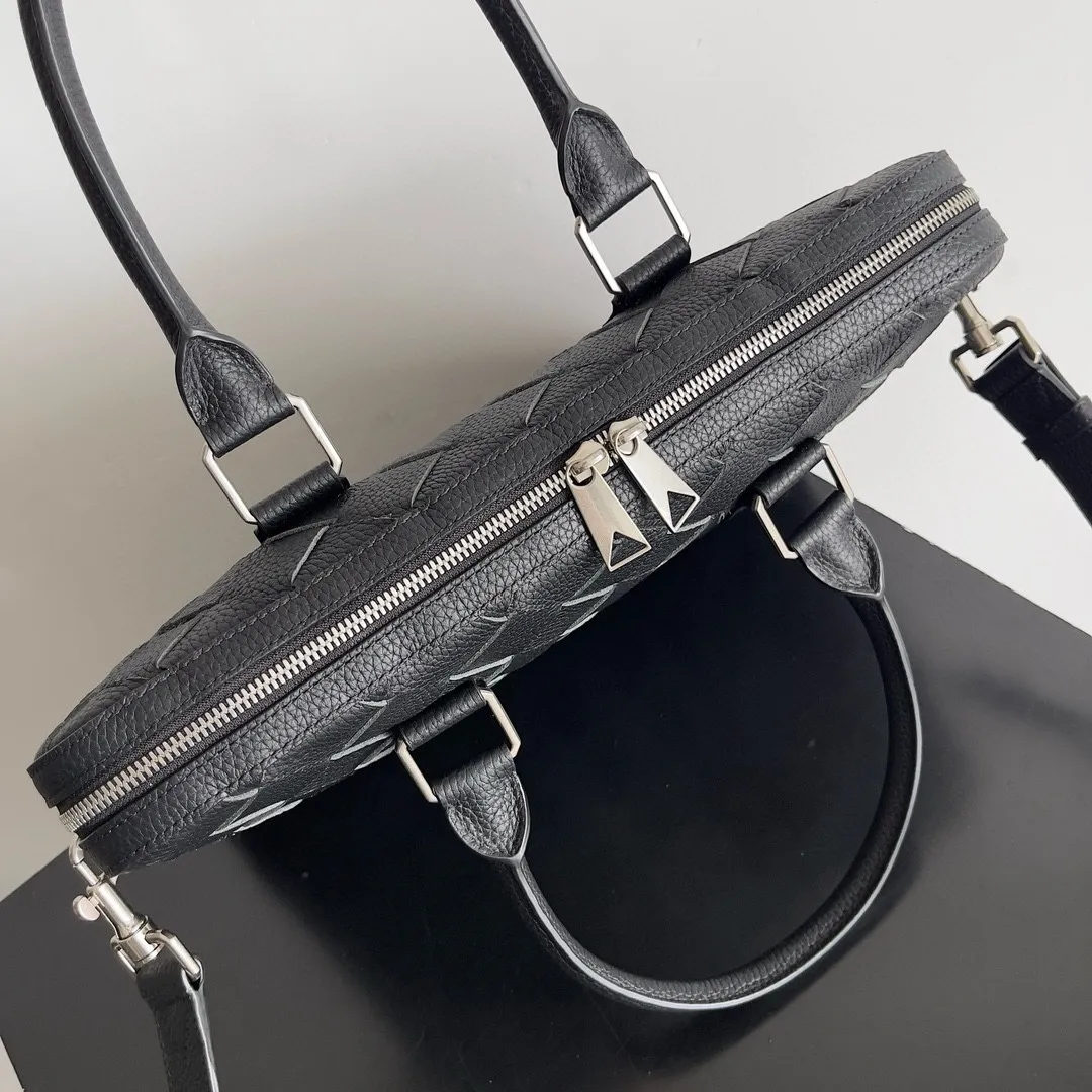 Batch 2520 ready to go BV new men's briefcase💼Different sizes and different styles of briefcases are suitable for any man. They can be matched with casual or formal wear🉑️A must-have choice for the workplace💼 ⚠️Original leather, original leather, using exquisite craftsmanship to weave different sizes on the leather🪡🪡 It presents a full sense of high-end, simple and unique design, it will definitely make you grand and fashionable in the workplace Style number: 799765 (690702) Size: 36*29*7.5cm